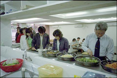 천연조미료를 사용한 청정한 유기농산물들을 먹을 만큼 가져다가 비빔밥을 해 먹을 수 있다. 